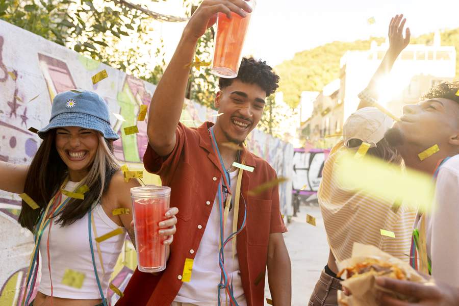 Intercalar a ingestão de bebida alcoólica e água é uma dica de Karine Lima para se evitar a ressaca - Freepik