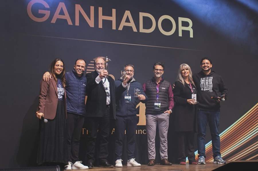 Finalistas do prêmio na categoria Seguradora de Viagem, com destaque para o representante da GTA em Curitiba, Celso Tesser, que prestigiou a cerimônia de premiação e recebeu o troféu vencedor