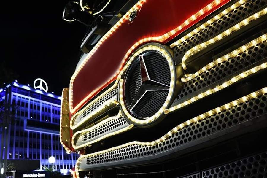 Caravana Iluminada da Coca-Cola FEMSA Brasil leva a magia do Natal para os colaboradores da f&aacute;brica da Mercedes-Benz no ABC Paulista