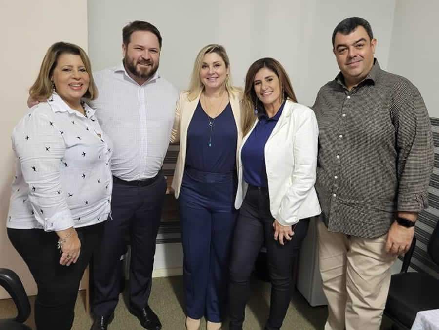 Da esquerda para a direita: F&aacute;tima Monteiro, presidente do CCS-RJ; Alvanir Macedo, superintendente regional RJ/ES/MG/Nordeste da Excelsior Seguros; Dayse Magesti, diretora do CCS-RJ; Luise Soares, executiva de contas da Excelsior Seguros e Marco Aur&eacute;lio Marques, diretor do CCS-RJ. Foto: Divulga&ccedil;&atilde;o