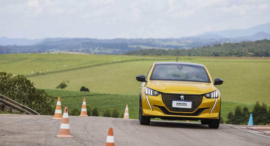 PEUGEOT participa de primeiro evento em pista no Brasil para ve&iacute;culos 100% el&eacute;tricos