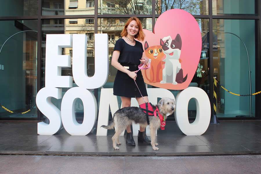 Gabrielle Vieira dos Santos, que adotou a cadelinha Lupita