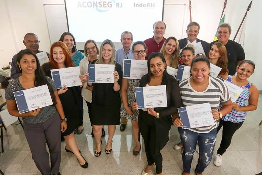 Novos formandos da Aconseg-RJ recebem diplomas