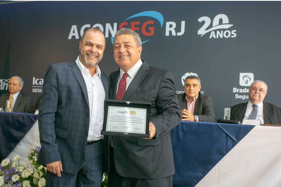 Jader Pereira de Abreu Filho, presidente da Aconseg-MG, recebe placa comemorativa das m&atilde;os do presidente da Aconseg-RJ, Luiz Philipe Baeta Neves. Cr&eacute;dito: Rafael Wallace