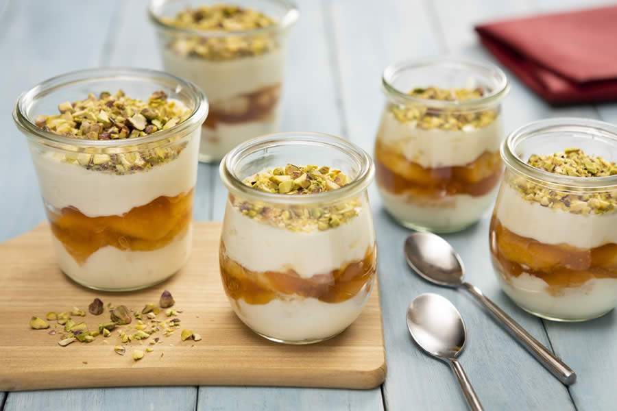 Pavê de Queijo Brie Tirolez com chocolate branco e calda de damasco seco e pistache - Marca Tirolez Divulgação