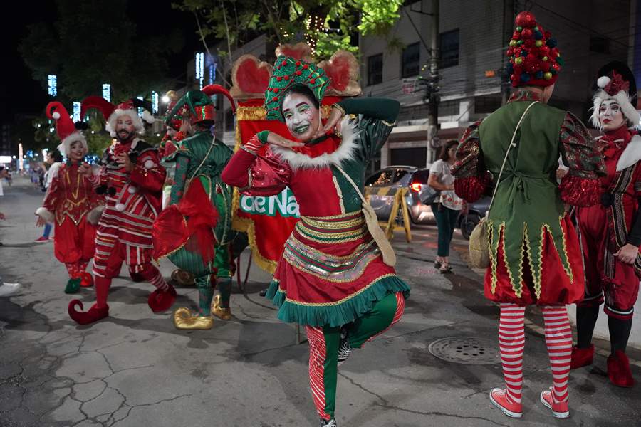 Parada Natalina encanta Santos Dumont - 2M Filmes