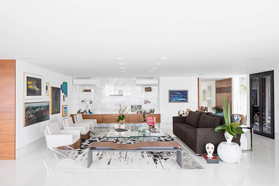 Nesse projeto do Korman Arquitetos, os aparelhos de ar-condicionado ficam mimetizados ao décor, de forma discreta. Foto: Gui Morelli