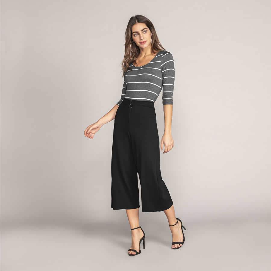 Consultora de moda e imagem do Shopping Esta&ccedil;&atilde;o Goi&acirc;nia, Maristela Barbosa, revela que cal&ccedil;a pantacourt &eacute; boa pedida para tempo chuvoso - Divulga&ccedil;&atilde;o