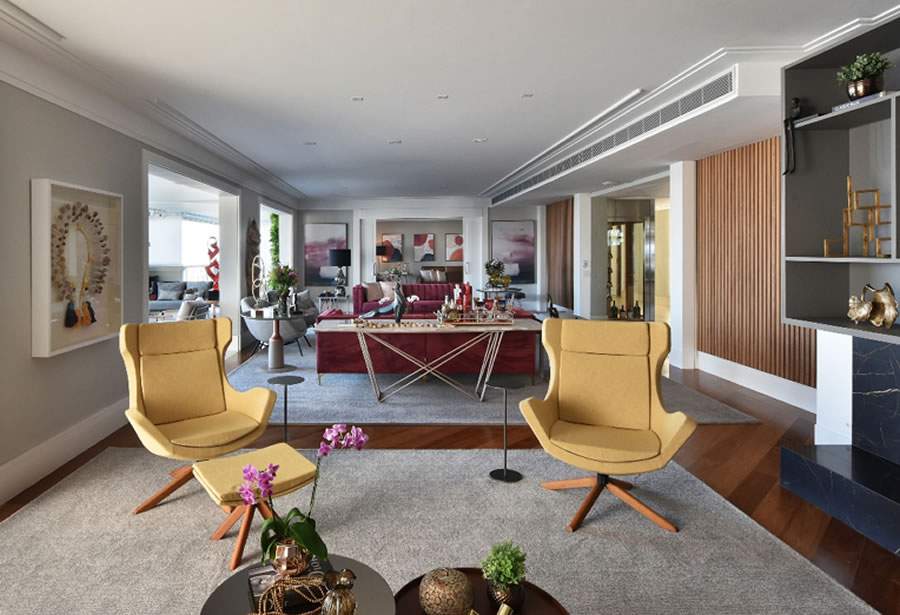  Neste projeto elaborado pela arquiteta Marina Salom&atilde;o, os moradores tinham personalidades e desejos bem distintos para a concep&ccedil;&atilde;o de cada ambiente. No living integrado, por&eacute;m demarcados para momentos distintos, ela conciliou a presen&ccedil;a das cores marcantes que todos desejavam | Fotos: Sidney Doll