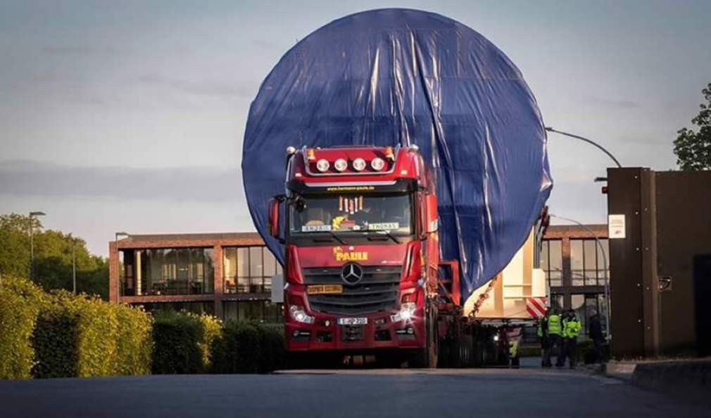 Caminhões Mercedes-Benz Actros juntam forças para transportar carga gigante na Alemanha