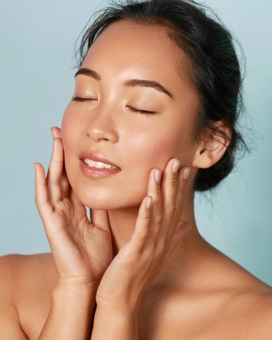 Hidrata&ccedil;&atilde;o, limpeza e prote&ccedil;&atilde;o s&atilde;o passos essenciais para recuperar o vi&ccedil;o da pele - Banco de Imagens