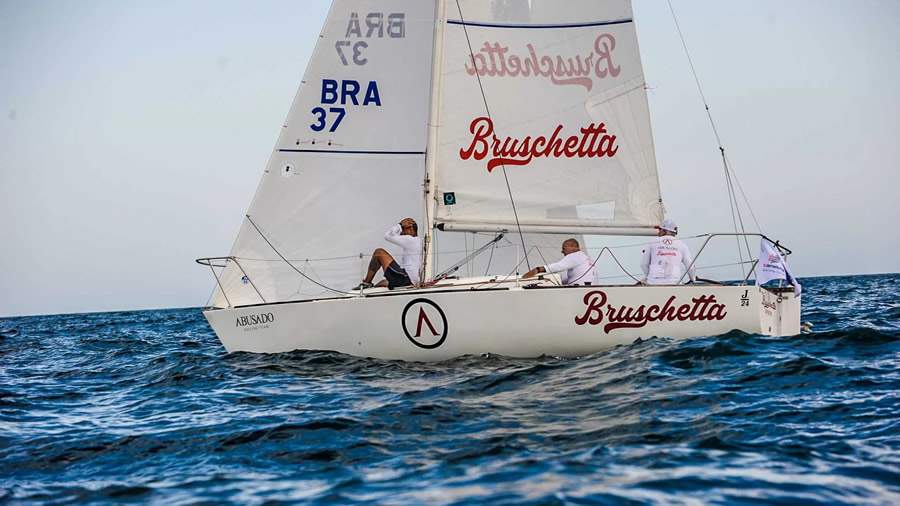  Equipe Bruschetta durante o Ubatuba Sailing Festival e na premiação / Crédito: Aline Bassi / Balaio de Ideias