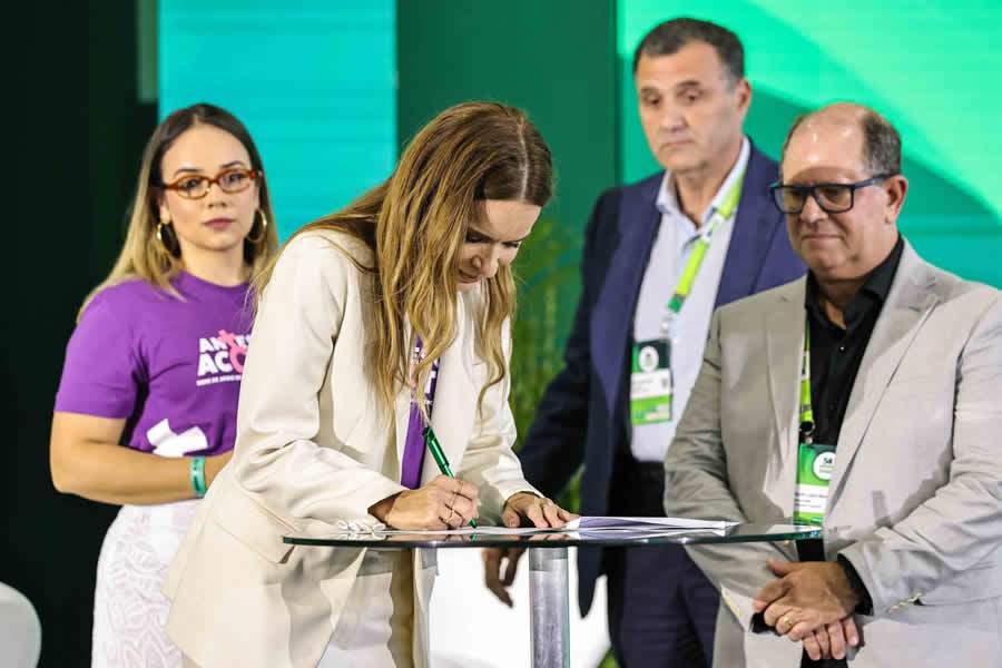 Senadora Daniella Ribeiro (PB) e Unimed assinam termo de coopera&ccedil;&atilde;o durante a 54&ordf; Conven&ccedil;&atilde;o Nacional Unimed em Jo&atilde;o Pessoa