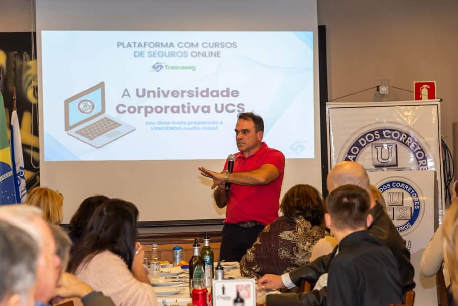 Fotos: Andr&eacute; Santos apresenta a Universidade Corporativa UCS; o palestrante com o presidente da UCS, Augusto Esteves.