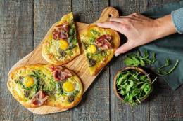 Gallo apresenta mini pizzas de presunto cru com muçarela e ovos de codorna para comemorar Dia da Pizza com muito sabor