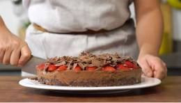Torta Chocolomba® com chocolate e morangos, uma receita inédita, prática e saborosa da Cozinha Bauducco