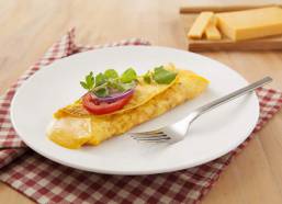 Refeição prática e versátil, omelete fica ainda mais saborosa e nutritiva com queijo