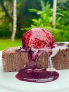 'Terrine de chocolate com calda de frutas vermelhas e sorvete de cacau' é uma deliciosa sugestão de sobremesa do Itacaré Eco Resort