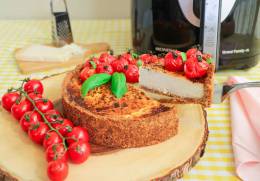 Cheesecake salgada de manjericão e tomates