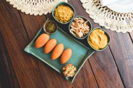 'Acarajé com Vatapá, Caruru, Vinagrete e Camarão' é uma deliciosa sugestão para os apreciadores da gastronomia baiana