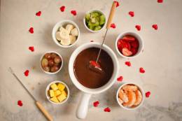 Dia dos Namorados: Surpreenda seu amor com os deliciosos "Fondue Imperfeito de Queijo" e "Fondue Imperfeito de Chocolate"
