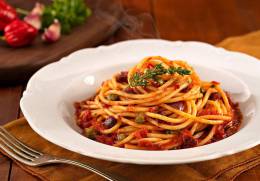 Adria ensina como fazer Spaghettoni alla Puttanesca e revela curiosidade sobre o molho