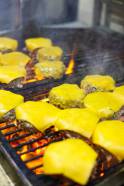 Dia do Hambúrguer: Kitano apresenta 5 dicas para preparar um hambúrguer perfeito