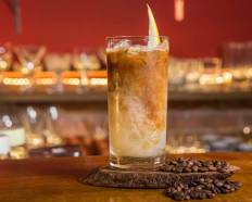 Dia do Café: Bartender ensina receita de drinque que combina café com cachaça