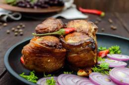 Mondial apresenta deliciosa e fácil receita de Medalhões de Carne, Bacon e Alecrim