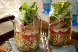 Coqueiro ensina receita de salada no pote de macarrão integral com sardinha