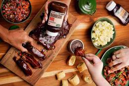 Dia do Churrasco: que tal Costelinhas de porco ao molho Barbecue?