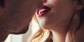Durante o beijo, vírus e bactérias presentes na saliva e na secreção respiratória podem causar doenças - Freepik