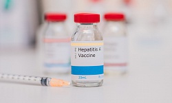 Vacina contra hepatite A é aplicada em duas doses, com intervalo de seis meses - Créditos: Envato
